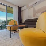 Lux Ella Apartment With Shared Pool