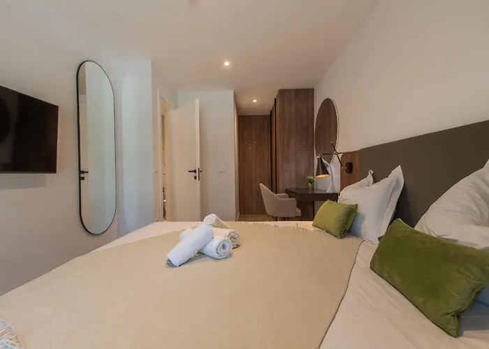 Lux Ella Apartment With Shared Pool